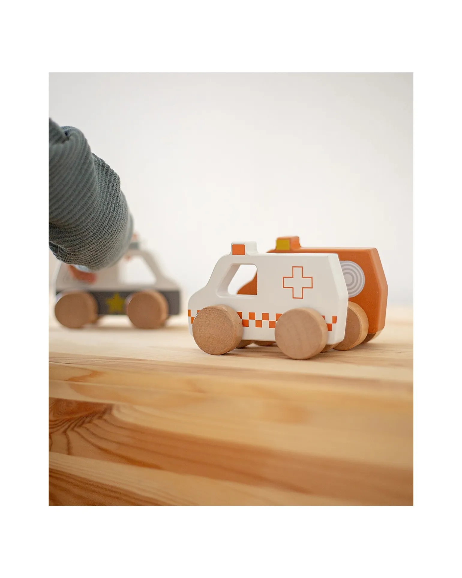 Ambulanza Giocattolo in Legno - Bianco/Rosso - 18+ m