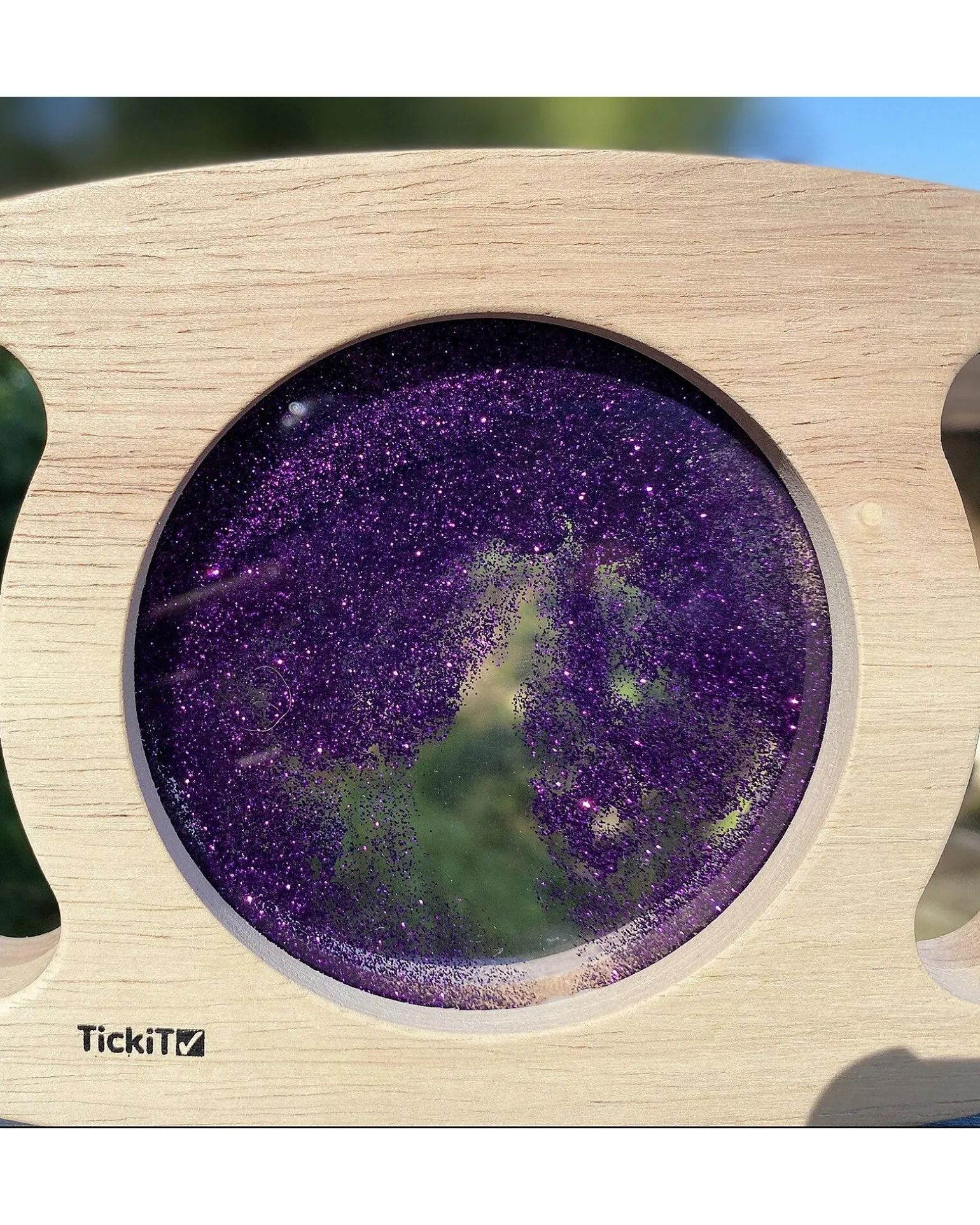 Gioco Sensoriale in Legno di Gomma FSC - Easy Hold - con Pannello Glitterato - Viola - 12m+