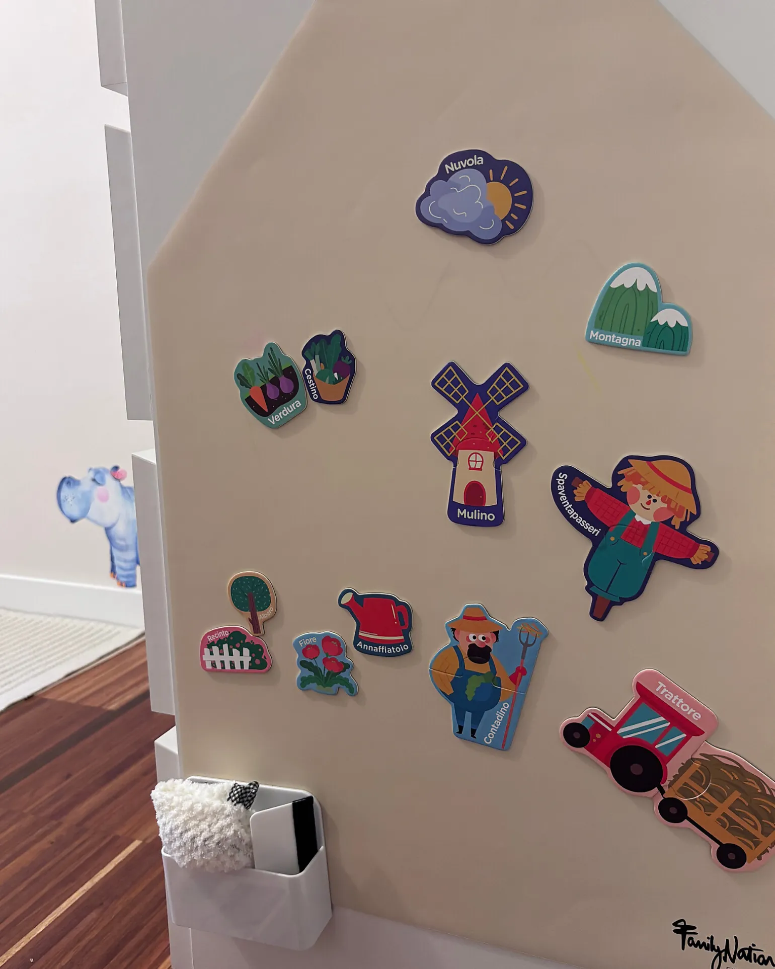 Lavagna Magnetica da Parete MagneKids™ - Casetta - 70x44 cm - Sabbia - Installazione Facile Senza Fori