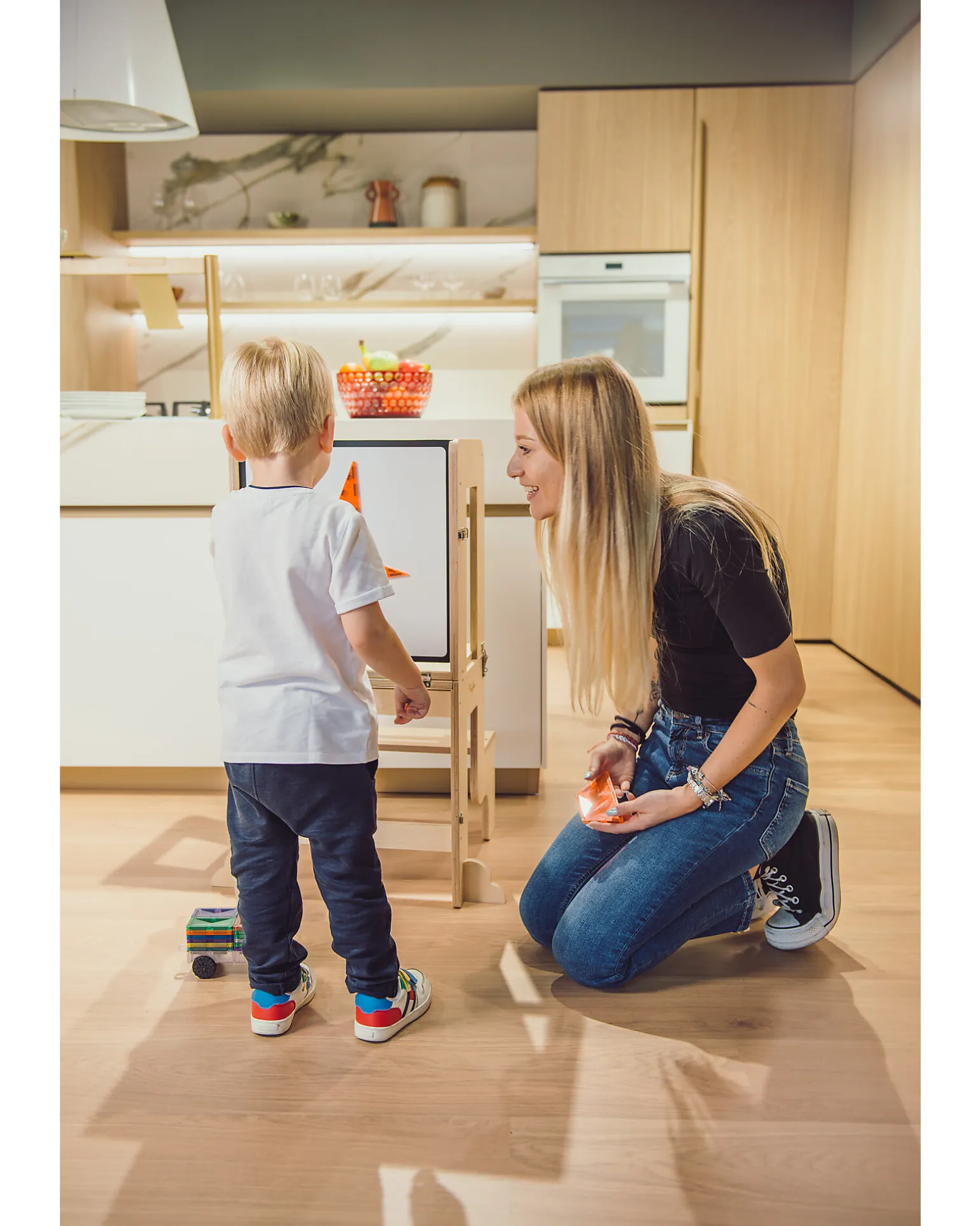 Torre Montessori 3 in 1 - Natural - Lavagna Magnetica e Convertibile in Tavolo+Sedia